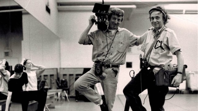Wiseman y su cámara John Davey en una pausa de un rodaje.
